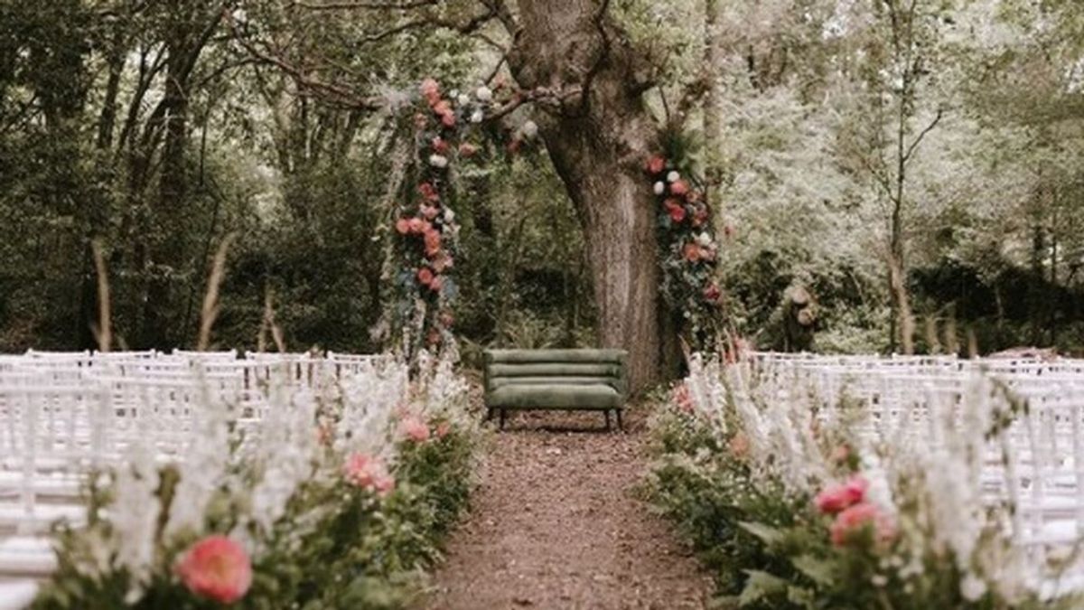 La iluminación, el menú o el vestido de la novia: ideas para celebrar la mejor boda en un bosque este año