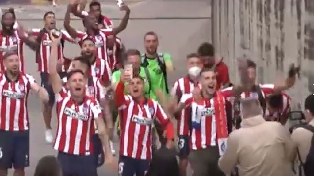 Los jugadores del Atlético de Madrid rompen el cordón policial al querer celebrar el título con los aficionados en Valladolid