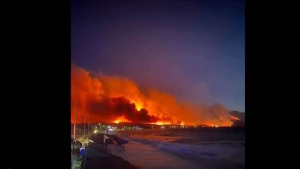 Un gran incendio arrasa 5.000 hectáreas en la región griega de Atica y obliga a evacuar a siete poblaciones