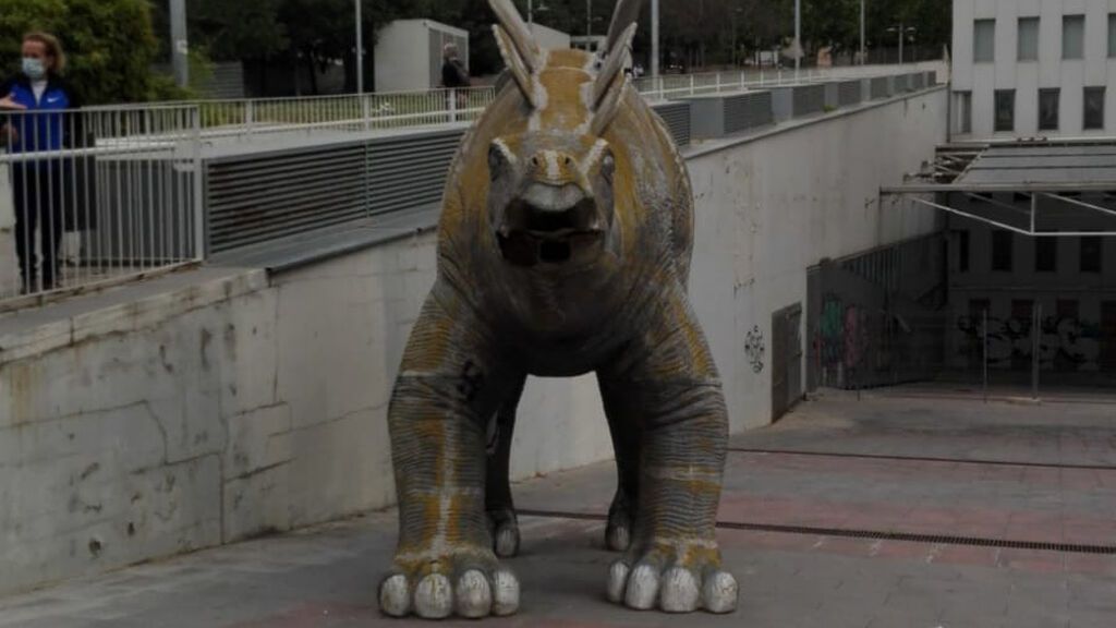 Retiran un cadáver del interior de un dinosaurio decorativo en Barcelona