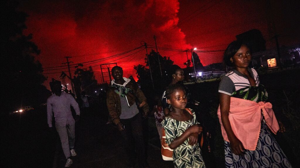 Los residentes congoleños de Goma se reúnen en Rond Point Cercle para huir de la erupción
