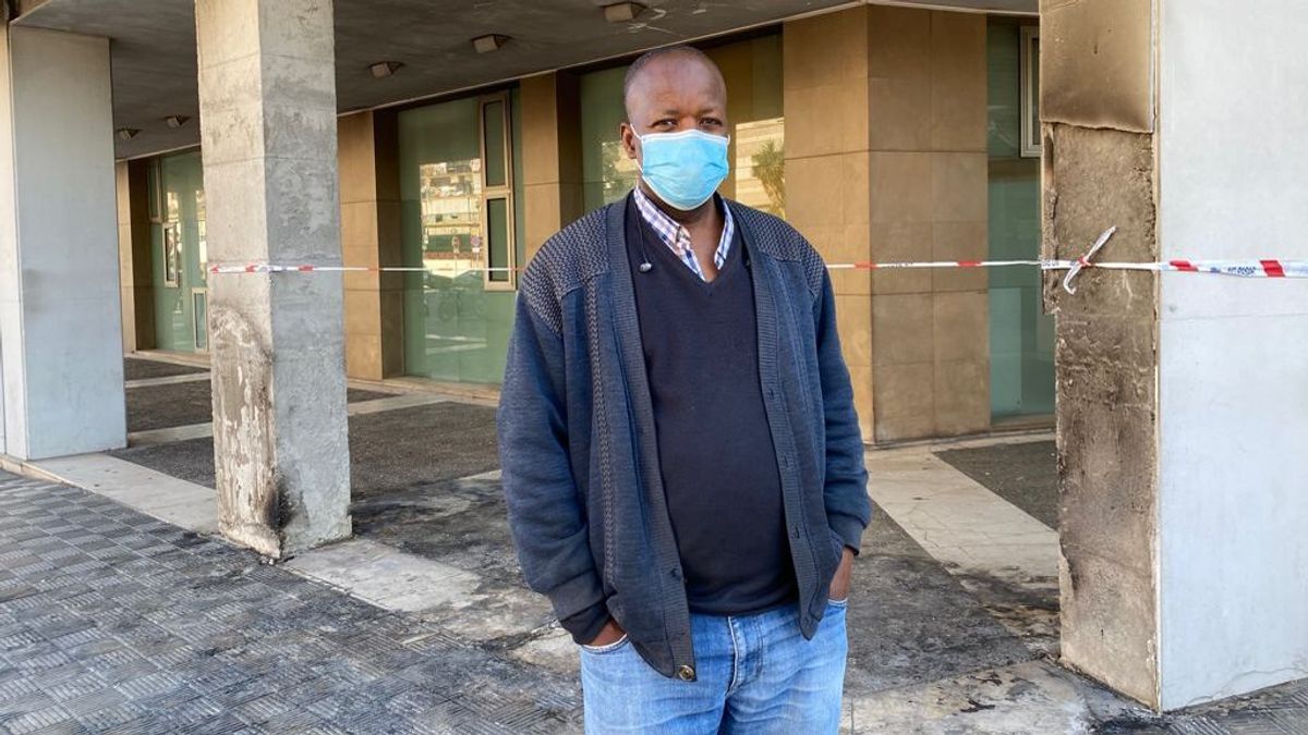 Oleada de solidaridad con Jimy, el senegalés al que quemaron su kiosco: “No sabía que la gente me quería tanto” Oleada de solidaridad con Jimy, el senegalés al que quemaron su kiosco: “No sabía que la gente me quería tanto”