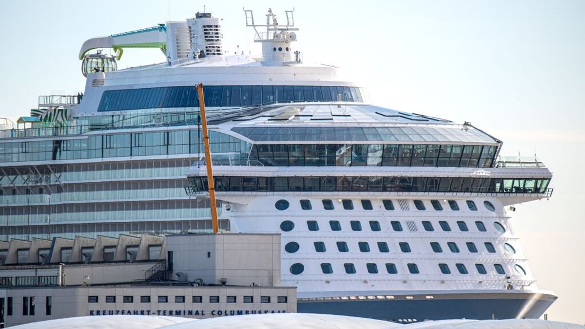 Un megacrucero espera en Palma para poder desembarcar a cinco tripulantes positivos en covid-19 Un megacrucero espera en Palma para poder desembarcar a cinco tripulantes positivos en covid-19