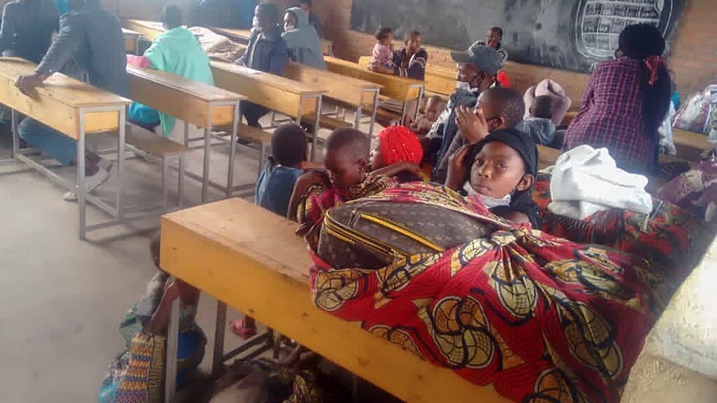 Los refugiados congoleños residentes de Goma se sientan en un aula en Ruanda