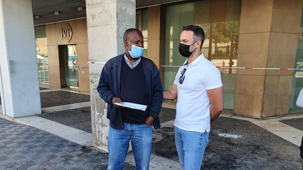 Solidaridad con el senegalés al que quemaron su quisco en Sevilla