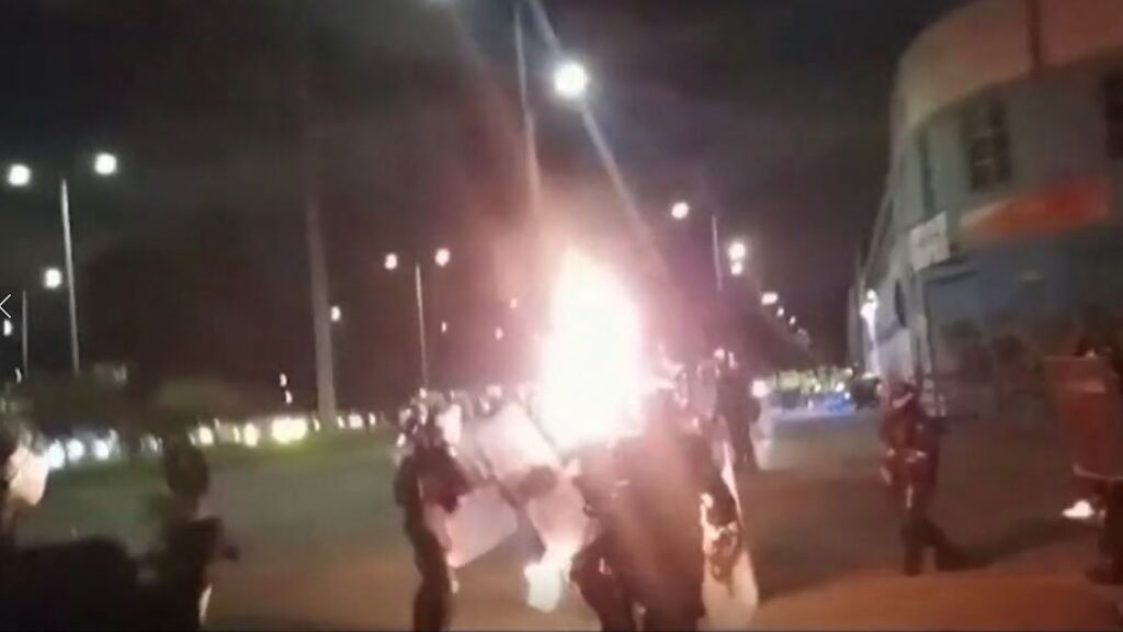 Un policía en estado crítico tras ser alcanzado por un cóctel molotov en una manifestación