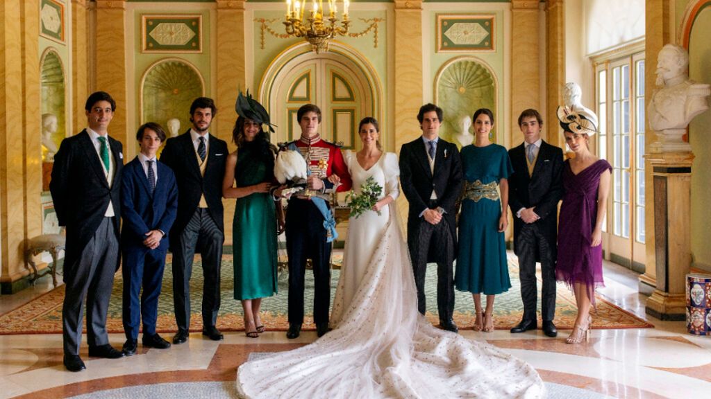 El conde de Osorno Carlos Fitz-James Stuart y Belén Corsini, acompañados por Bernardo Horta e Costa, Borja Moreno Santamaría, Borja Corsini, Mónica Corsini, Duques de Huéscar, Gonzalo Corsini y María Corsini