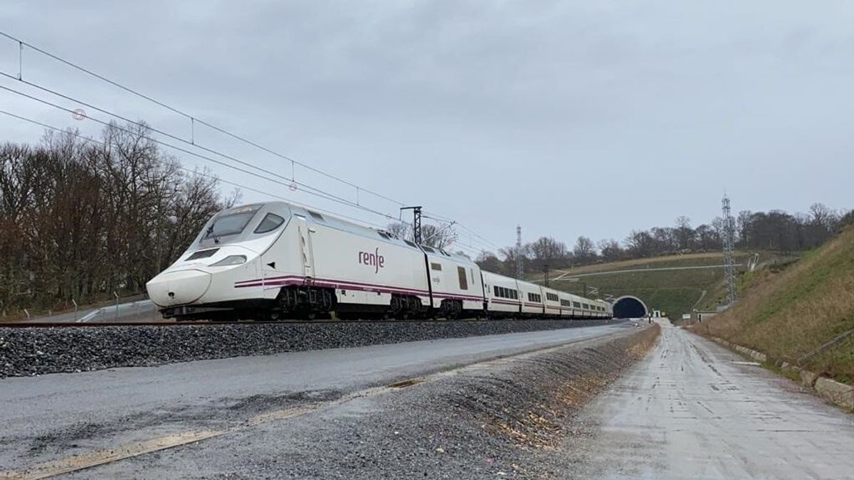 Renfe aumenta el número de AVE y Larga Distancia por su alta demanda Renfe aumenta el número de AVE y Larga Distancia por su alta demanda