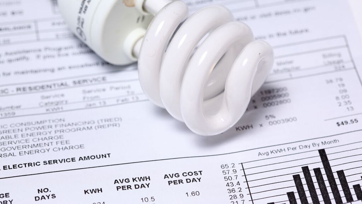 La nueva factura de la luz abaratará al menos un 3,4% el recibo de 19 millones de consumidores La nueva factura de la luz abaratará al menos un 3,4% el recibo de 19 millones de consumidores