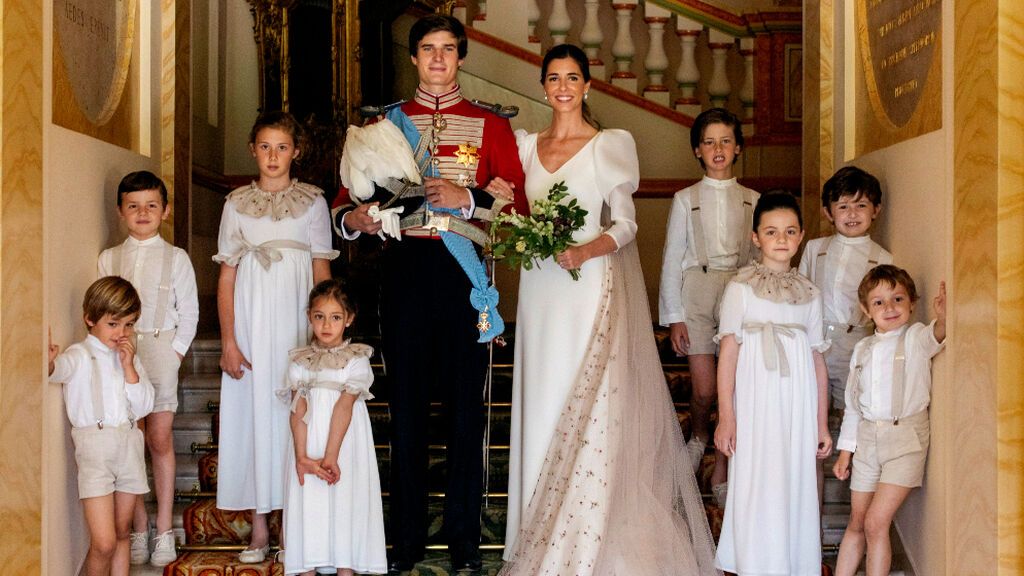 El conde de Osorno Carlos Fitz-James Stuart y Belén Corsini tras su enlace matrimonial, el sábado en el palacio de Liria, en Madrid