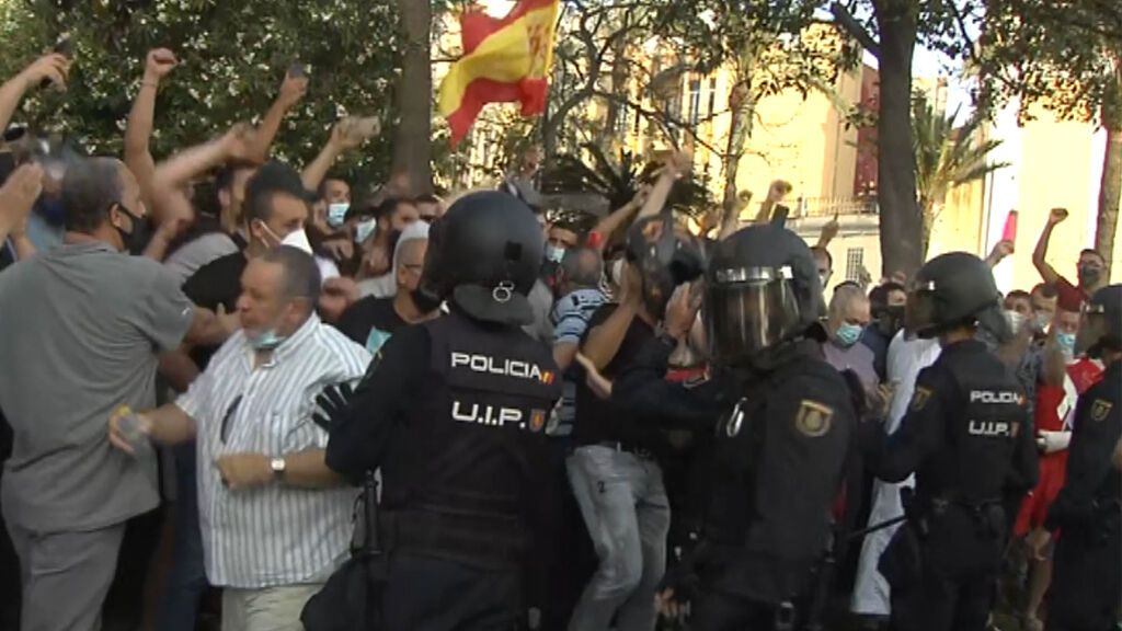 Abascal desata la repulsa en Ceuta de un centenar de personas congregadas en los aledaños de su hotel