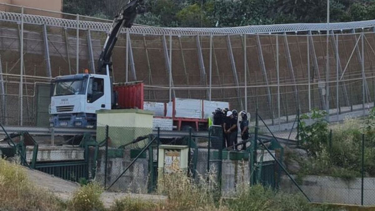 Trabajadores de Ferrovial reparan la valla de Melilla protegidos por la Guardia Civil tras los últimos saltos Trabajadores de Ferrovial reparan la valla de Melilla protegidos por la Guardia Civil tras los últimos saltos