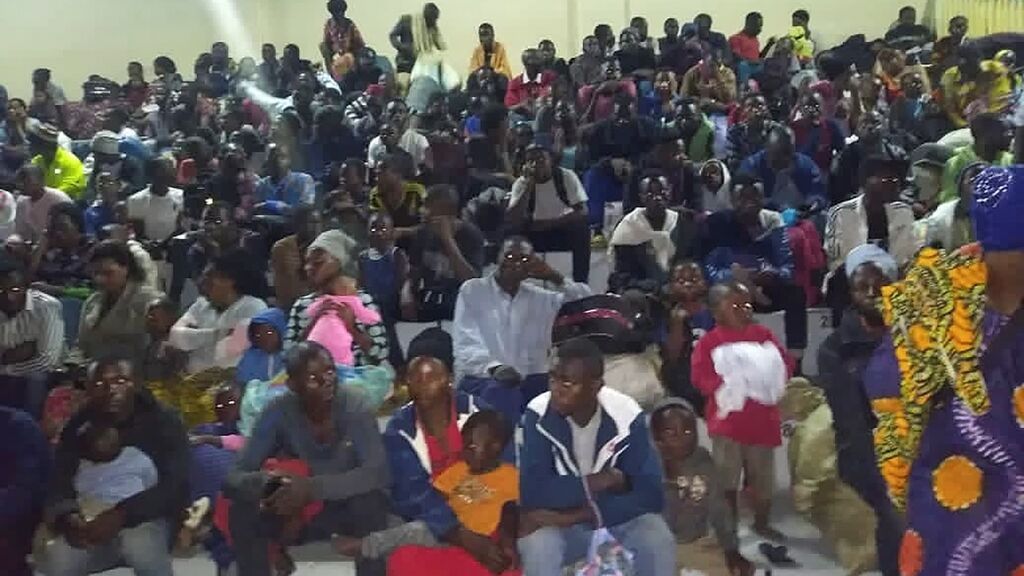 Los refugiados congoleños residentes de Goma se sientan en un estadio en Ruanda