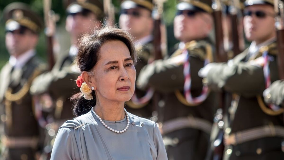 Suu Kyi comparece por primera vez en persona ante la justicia birmana