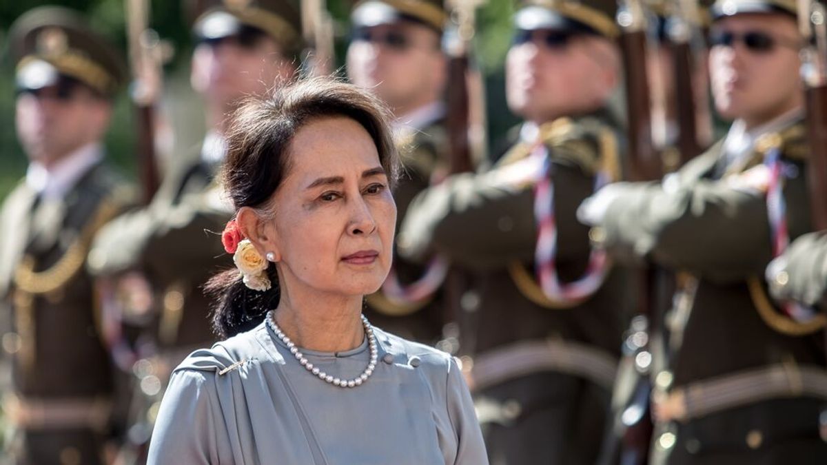 Suu Kyi comparece por primera vez en persona ante la justicia birmana Suu Kyi comparece por primera vez en persona ante la justicia birmana