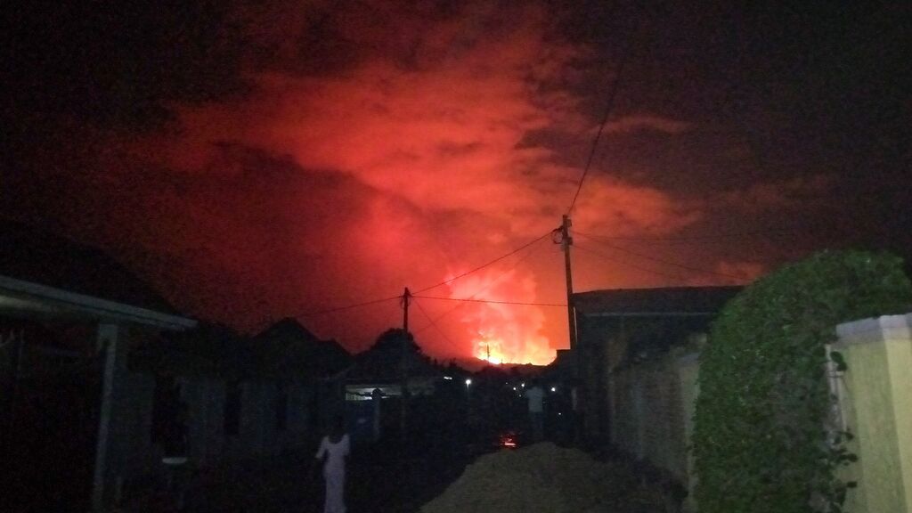 Vista general desde un barrio de Ruanda del volcán Monte Nyiragongo en plena erupción