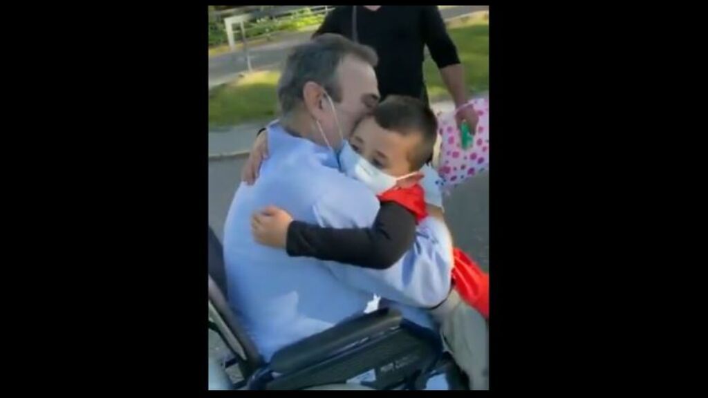 El abrazo entre un abuelo y un nieto que se ha vuelto viral