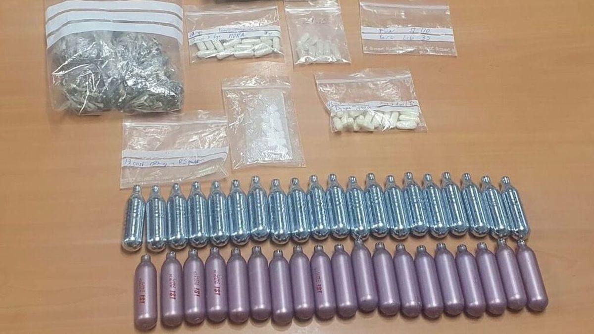 Intervienen 39 ampollas de una droga conocida como el "gas de la risa" en una fiesta ilegal en Alicante Intervienen 39 ampollas de una droga conocida como el "gas de la risa" en una fiesta ilegal en Alicante