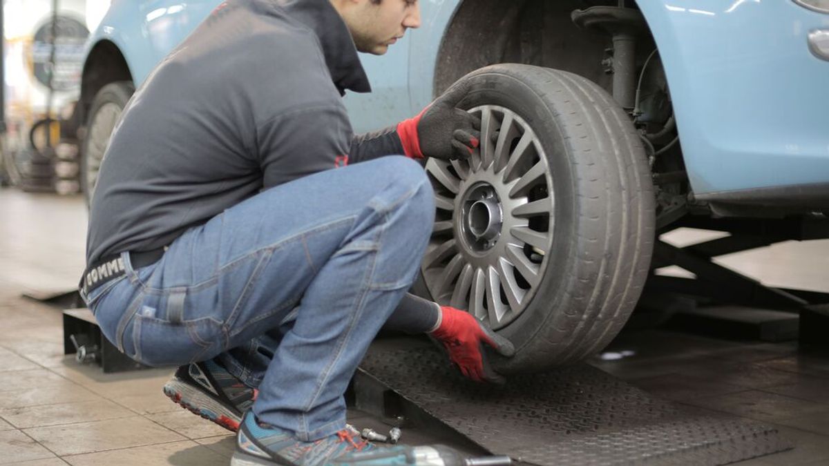 Problemas en la carretera: ¿qué hacer si sufres un reventón de un neumático?