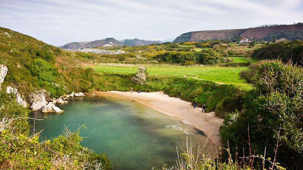 Lejos de la masificación turística: 6 playas desconocidas y solitarias de España