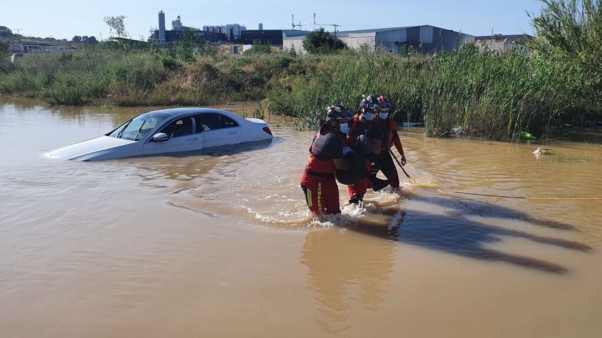 Rescatan a un conductor atrapado con su coche en una rambla inundada en Murcia Rescatan a un conductor atrapado con su coche en una rambla inundada en Murcia