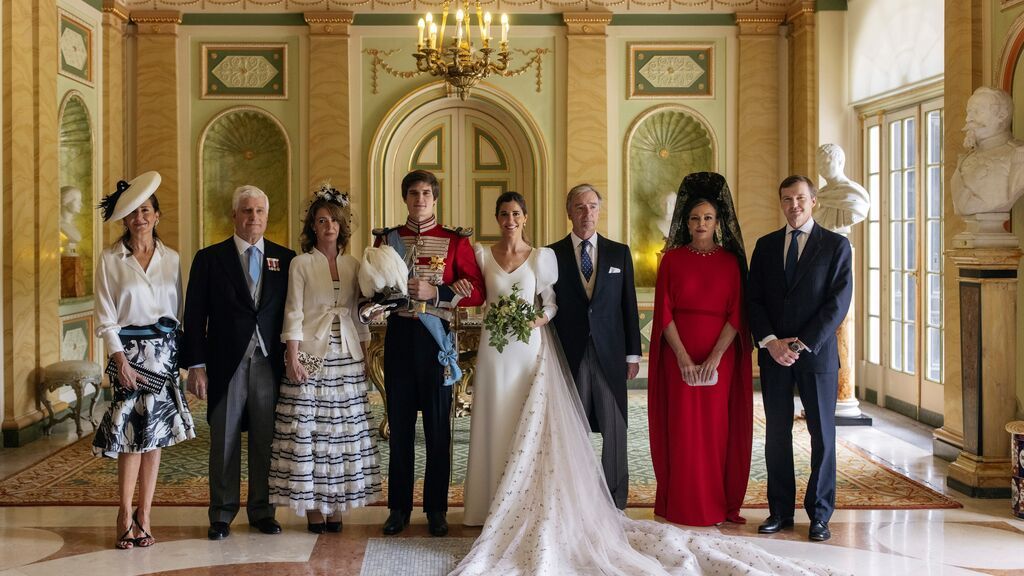 El conde de Osorno Carlos Fitz-James Stuart y Belén Corsini, acompañados por Mónica de Lacalle, duque de Alba, duquesa de Calabria, condes de Osorno, Juan Carlos Corsini, Matilde Solís y el duque de Calabria