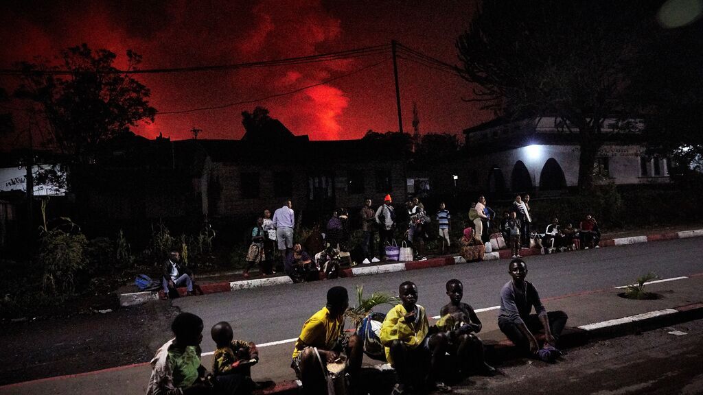 Los residentes congoleños de Goma se reúnen para huir de la erupción