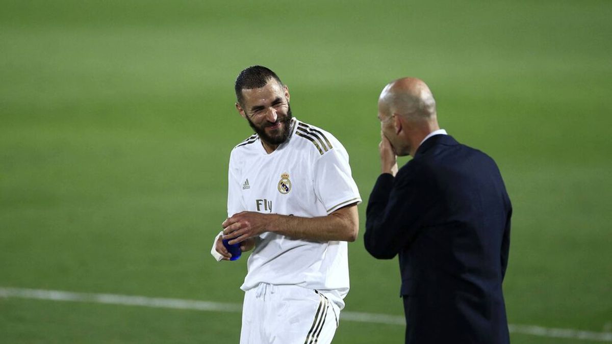 Benzema tranquiliza al madridismo: "Zidane no se va a ir, ya verás" Benzema tranquiliza al madridismo: "Zidane no se va a ir, ya verás"