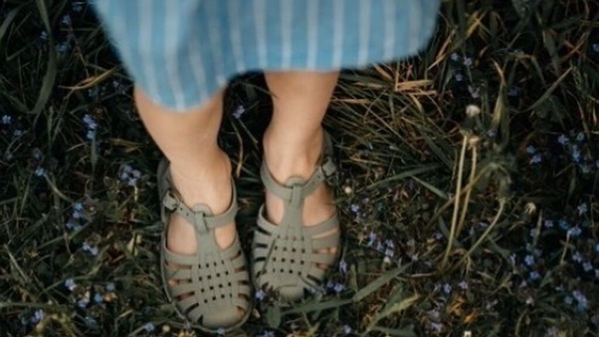 El calzado de tu infancia es tendencia: 6 looks con sandalias cangrejeras para esta primavera-verano