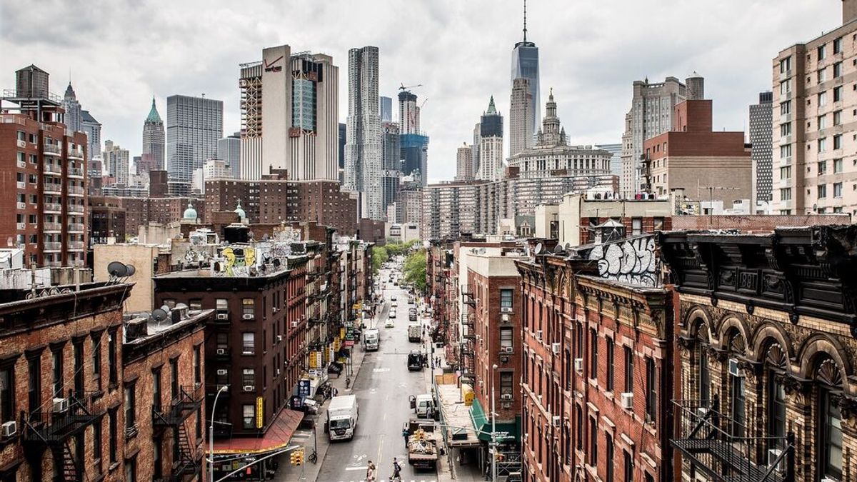 Una mujer de 24 años muere al caer de un edificio durante una fiesta en Nueva York Una mujer de 24 años muere al caer de un edificio durante una fiesta en Nueva York