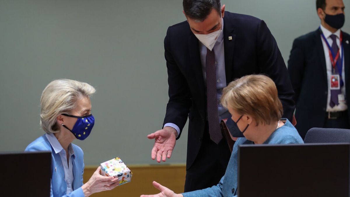Sánchez regala unos patucos a Úrsula Von der Leyen, abuela primeriza Sánchez regala unos patucos a Úrsula Von der Leyen, abuela primeriza