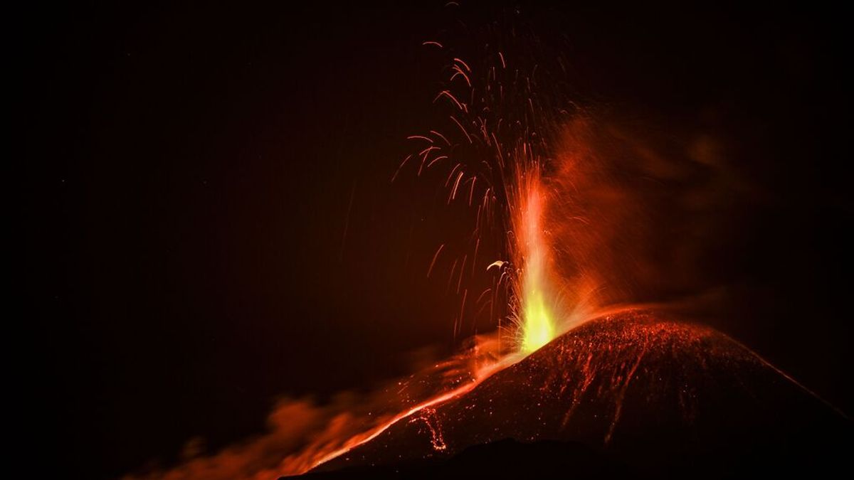 El volcán Etna erupciona de nuevo y deja una nube de humo y cenizas en Sicilia El volcán Etna erupciona de nuevo y deja una nube de humo y cenizas en Sicilia