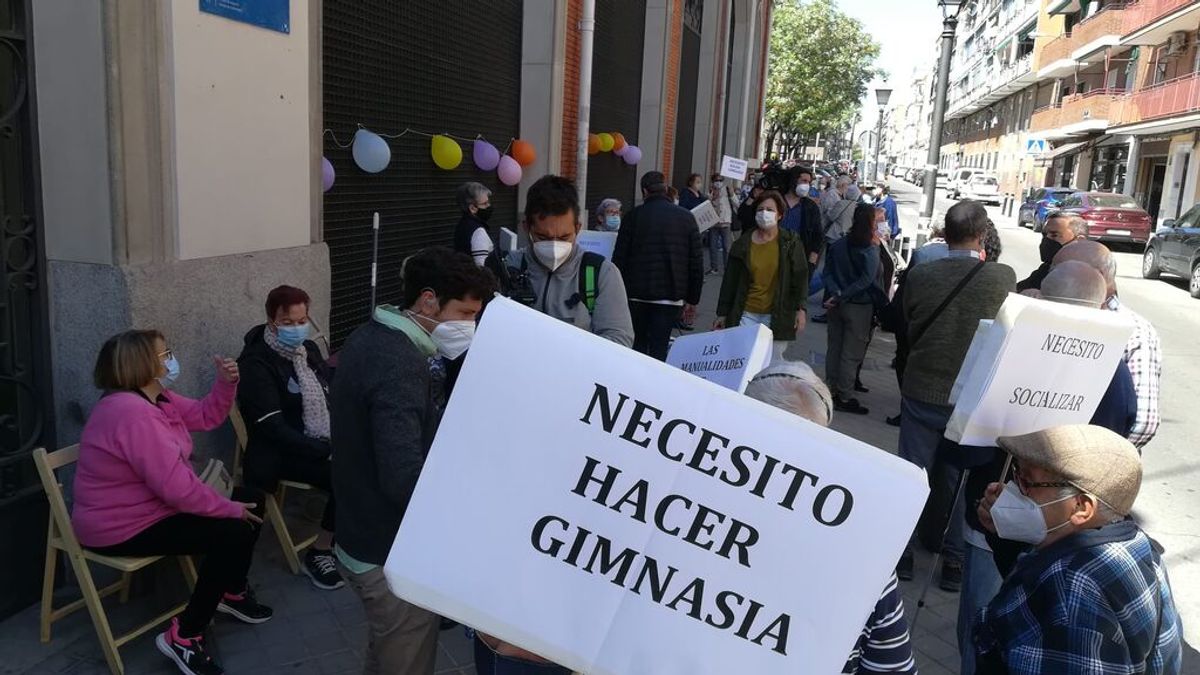 Cientos de mayores piden con una 'sentada' que se reabran sus centros: "Esto nos está matando en vida" Cientos de mayores piden con una 'sentada' que se reabran sus centros: "Esto nos está matando en vida"