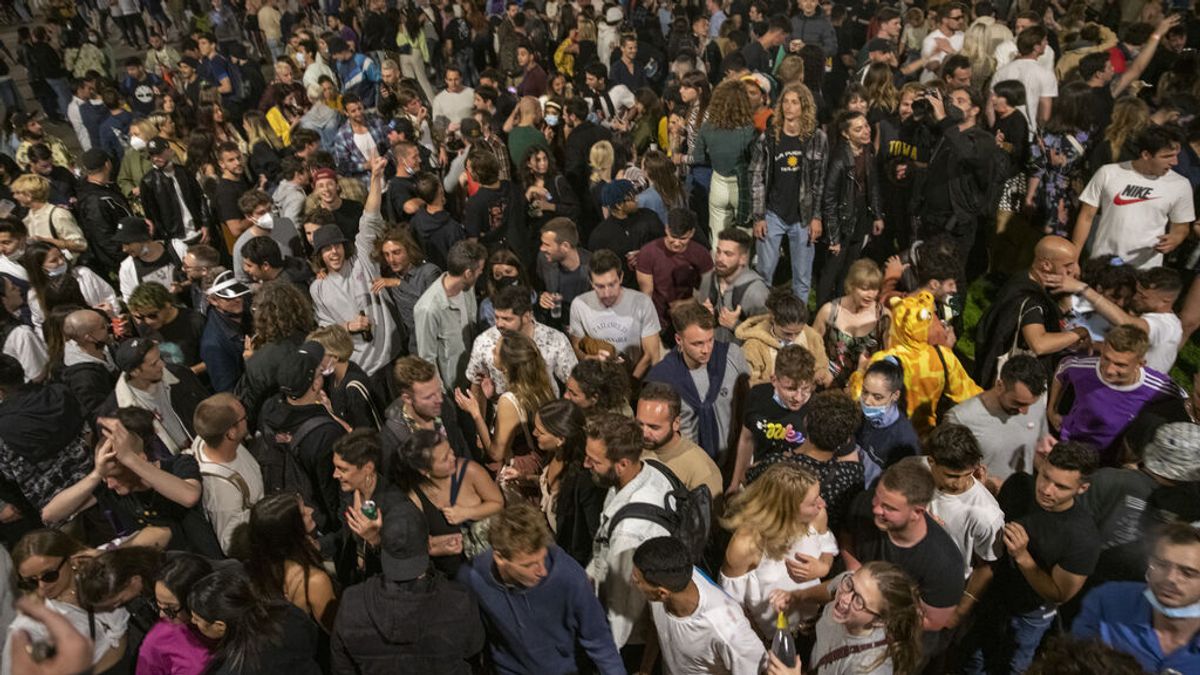 Las fiestas del final del estado de alarma truncan la bajada de contagios Las fiestas del final del estado de alarma truncan la bajada de contagios