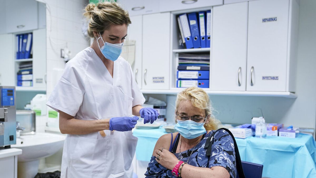 España inocula 342.000 vacunas en un día y roza ya los 25 millones de dosis administradas España inocula 342.000 vacunas en un día y roza ya los 25 millones de dosis administradas