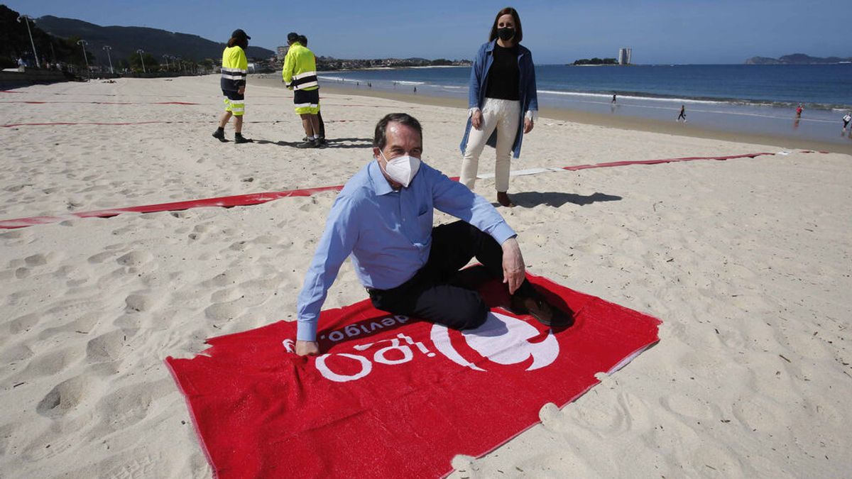 El alcalde de Vigo, Abel Caballero, posa en la presentación del sistema de parcelación de playas con cintas separadoras en el Arenal de Samil de Vigo. El alcalde de Vigo, Abel Caballero, posa en la presentación del sistema de parcelación de playas con cintas separadoras en el Arenal de Samil de Vigo.