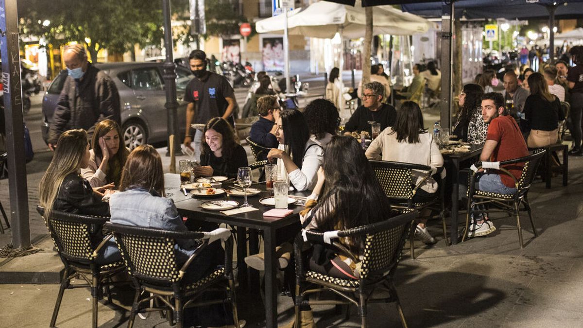 A partir del lunes en Madrid la hostelería podrá abrir hasta la 1 a.m y permitir grupos de 6 comensales dentro A partir del lunes en Madrid la hostelería podrá abrir hasta la 1 a.m y permitir grupos de 6 comensales dentro