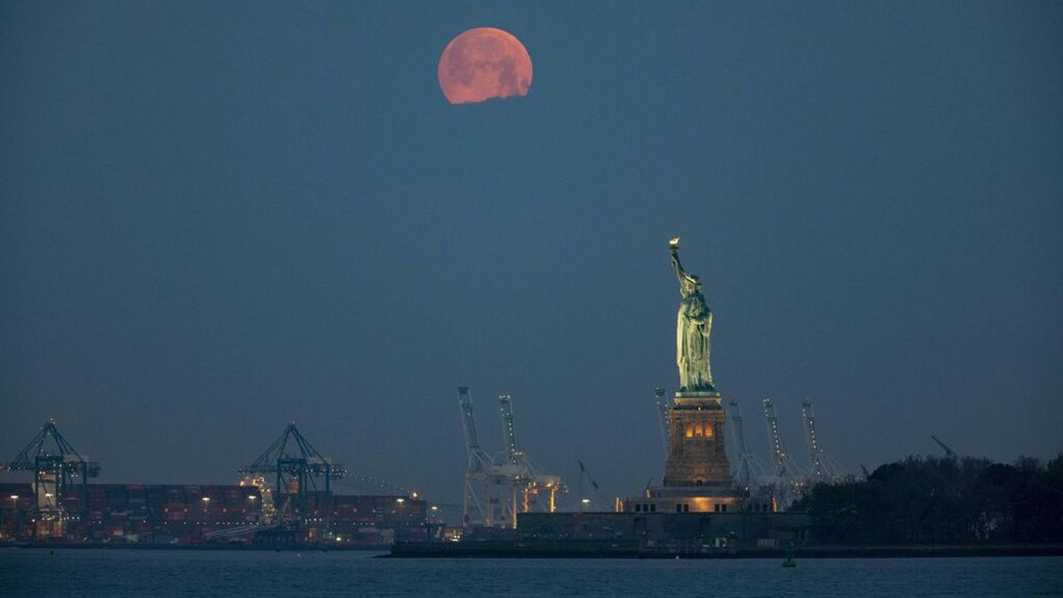 La superluna y la estatua de la Libertad, en Nueva York La superluna y la estatua de la Libertad, en Nueva York