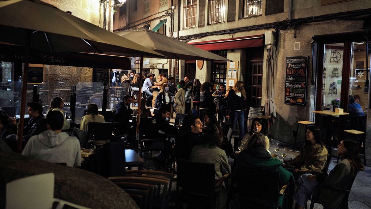 Desescalada en Galicia: reuniones de 10 personas en exteriores y seis en interiores Desescalada en Galicia: reuniones de 10 personas en exteriores y seis en interiores