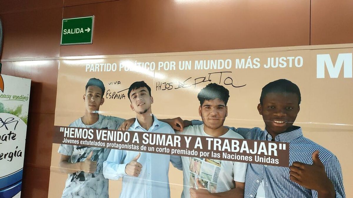 Un cartel con el lema “protege a los menores" sustituye al cartel de Vox de “protege Madrid" Un cartel con el lema “protege a los menores" sustituye al cartel de Vox de “protege Madrid"