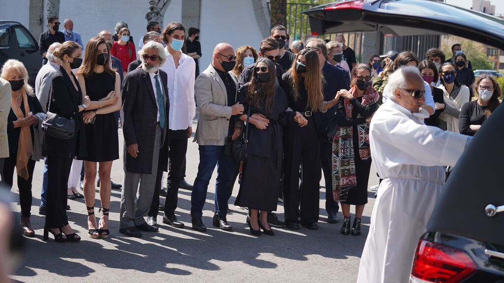 Ángela Molina y el resto de familiares dan el último adiós a su madre