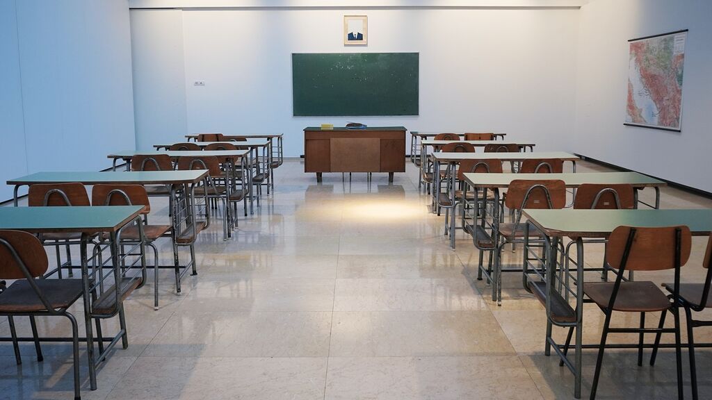 Un instituto edita las fotos de su anuario para tapar el escote de las alumnas: "Están avergonzando a las niñas" Un instituto edita las fotos de su anuario para tapar el escote de las alumnas: "Están avergonzando a las niñas"