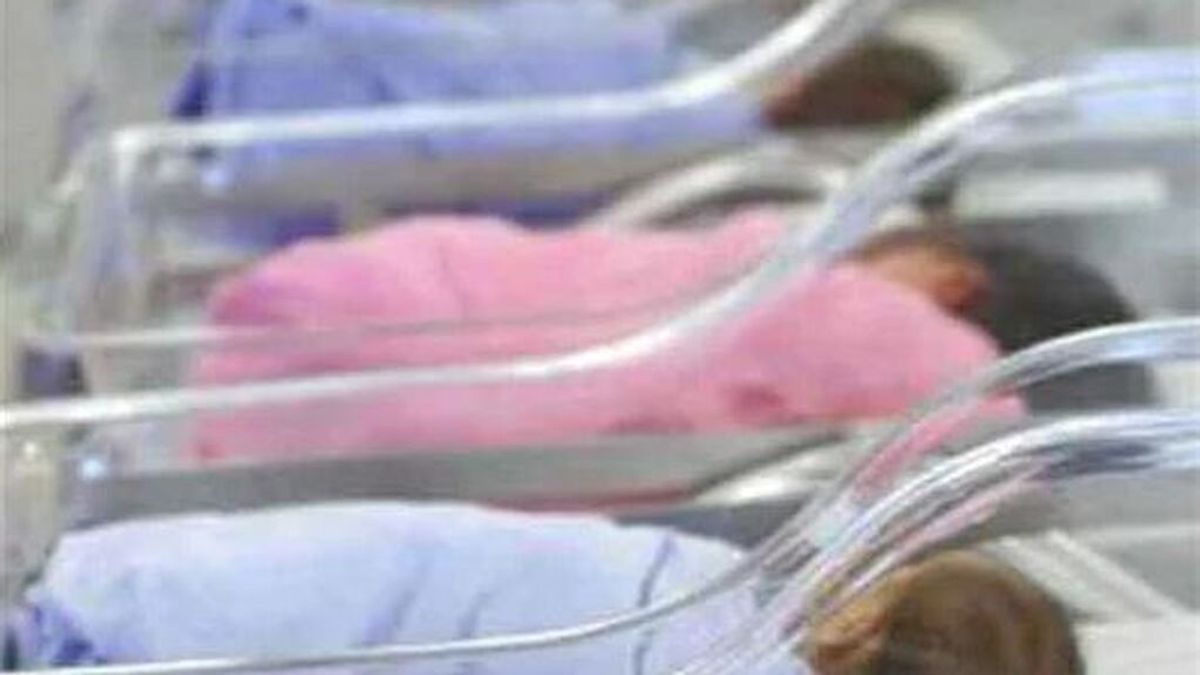 Una embarazada muere a causa de una bala perdida y los médicos logran salvar al bebé