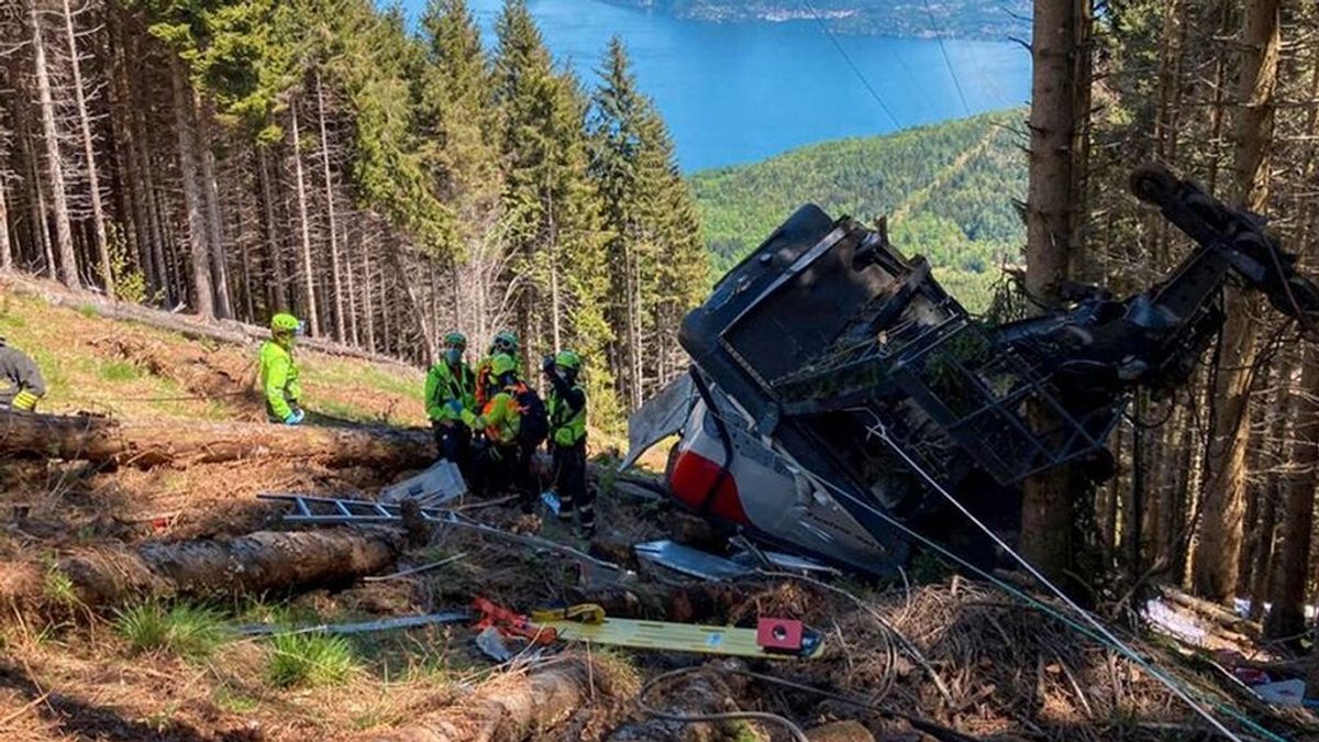 Tres detenidos por la caída del teleférico que causó 14 muertos en Italia Tres detenidos por la caída del teleférico que causó 14 muertos en Italia