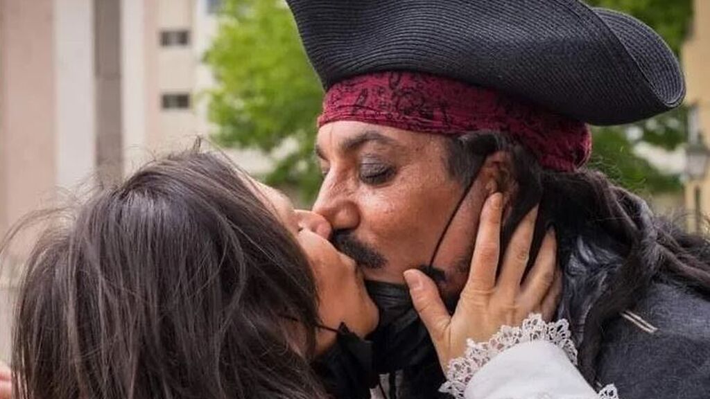El Jack Sparrow de Vigo se casa por fin con su mujer vestida de traje típico