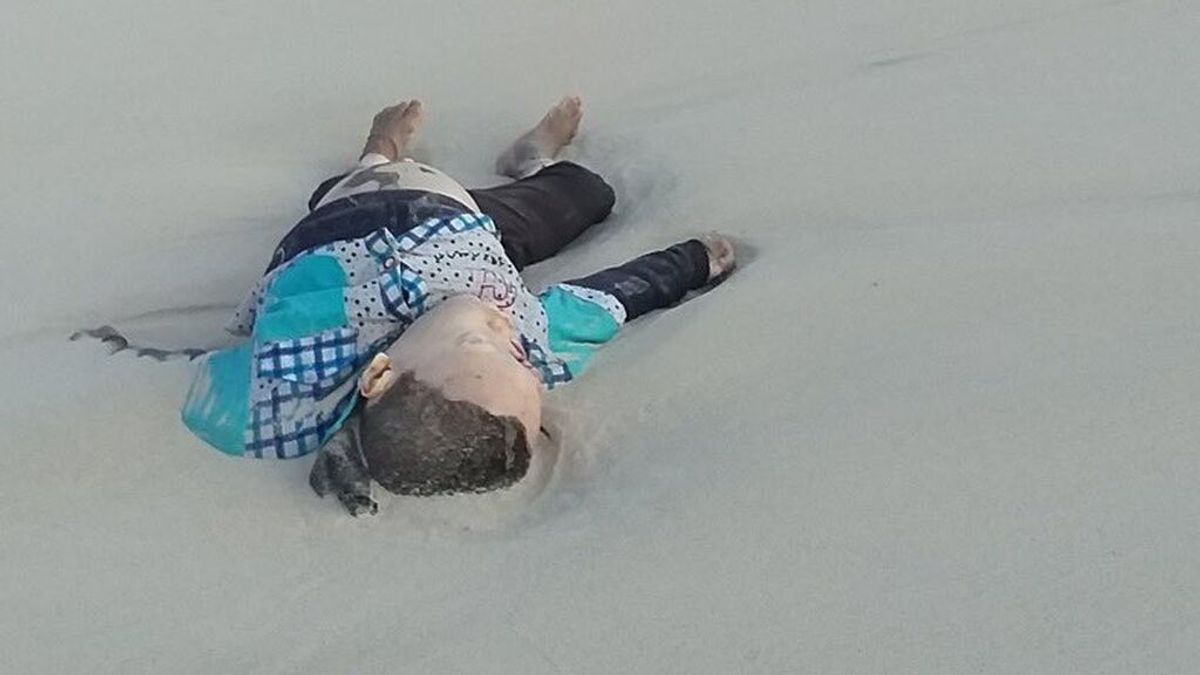 Los cuerpos de niños y mujeres inmigrantes ahogados llevan días abandonados en una playa de Libia Los cuerpos de niños y mujeres inmigrantes ahogados llevan días abandonados en una playa de Libia