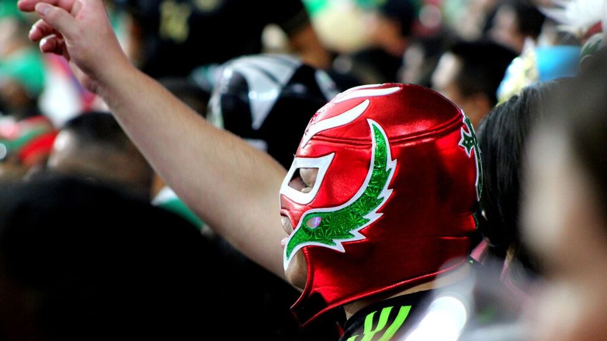 Un luchador arroja al suelo a un niño de cinco años después de un combate en México Un luchador arroja al suelo a un niño de cinco años después de un combate en México