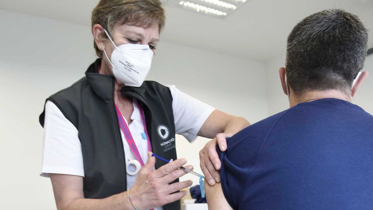 La elección entre Pfizer y AstraZeneca la pierde Sanidad: nueve de cada diez repite con la vacuna de Oxford La elección entre Pfizer y AstraZeneca la pierde Sanidad: nueve de cada diez repite con la vacuna de Oxford