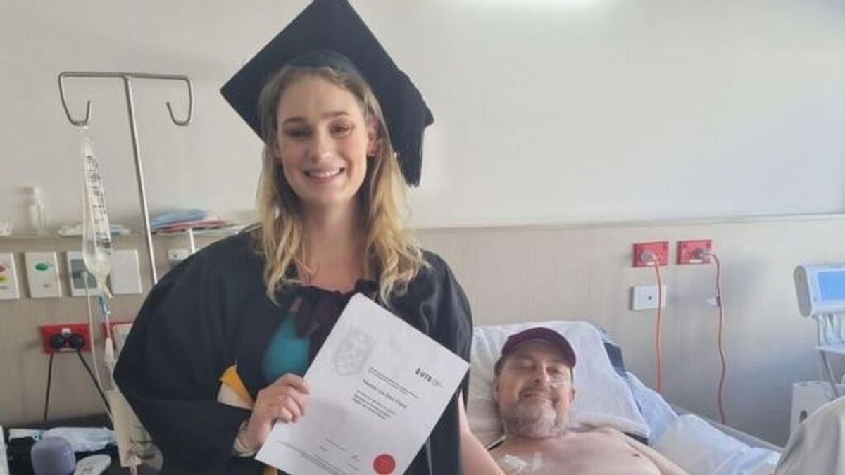 Una  universitaria organiza su ceremonia de graduación para cumplir el último deseo de su padre moribundo