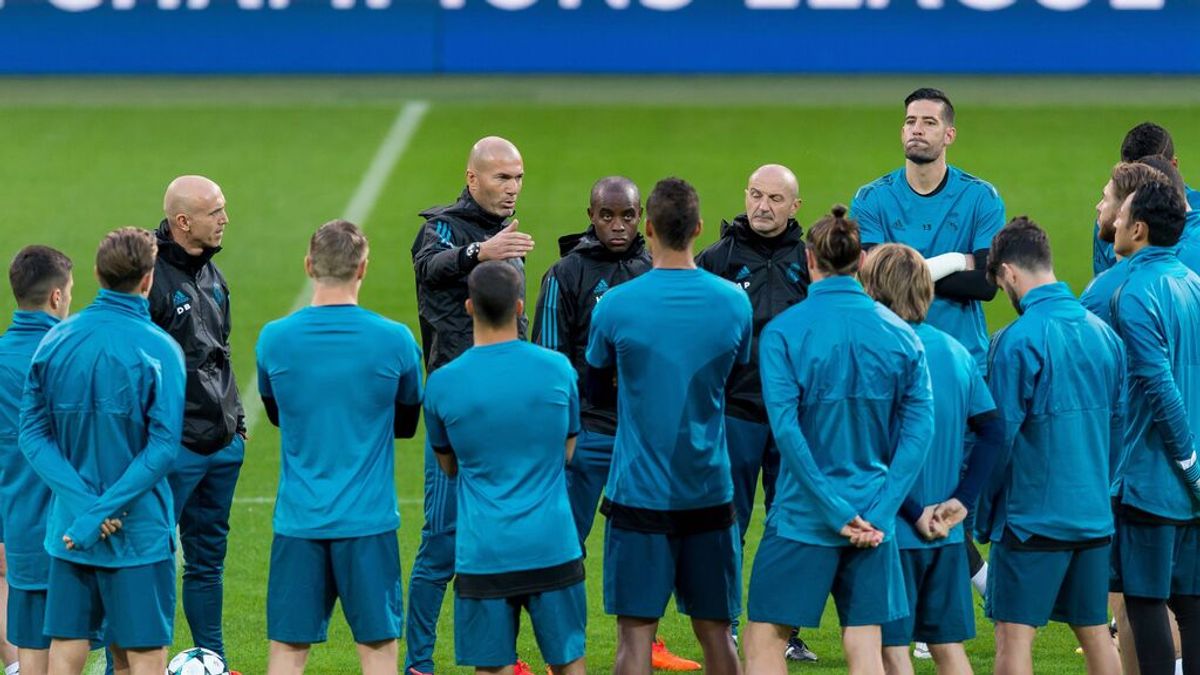 El vestuario del Real Madrid se despide de Zidane: "Él sabe que está en el corazón del madridismo" El vestuario del Real Madrid se despide de Zidane: "Él sabe que está en el corazón del madridismo"